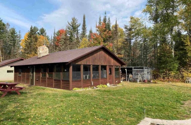 Near the Snowmobile Trail - Cozy Lake Ruth cabin with private sandy beach