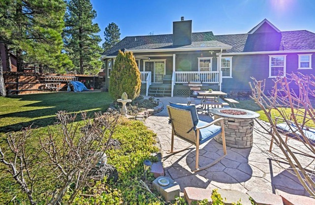 Near Trails, Lakes and Golf Pinetop Home with Deck