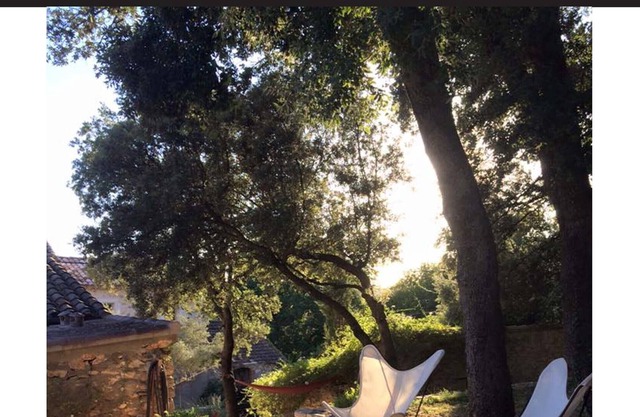 Cerca de Uzès redil restaurado con piscina.