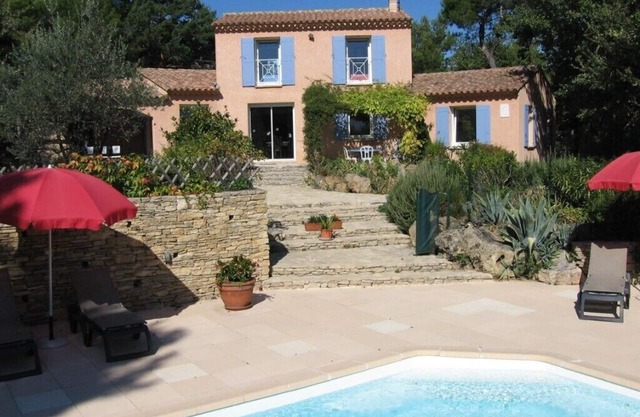 Frente a la villa de Mont Ventoux con terraza, jardín y piscina climatizada clasificada 4 *