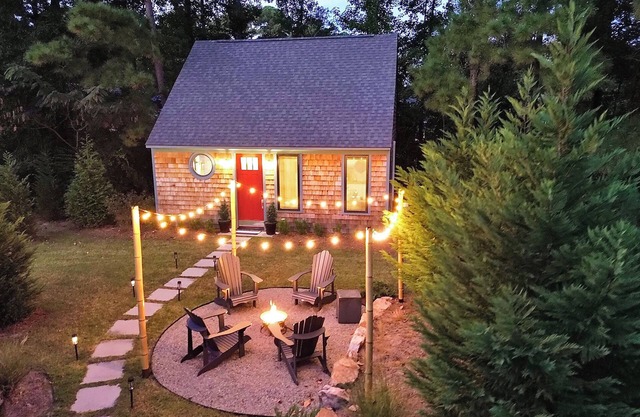 Stunning Cottage Near Wrightsville Beach! Cozy~ King Bed~ FirePit ~Outdr Shower