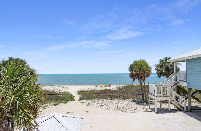 Nearly Beachfront~ Spacious ~ Pet Friendly ~ Summer Breeze