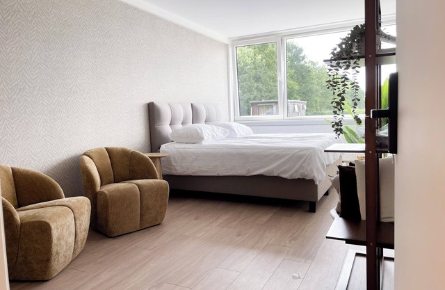 Need a quiet place to recharge? This cozy room is minutes from University Tilburg and surrounded by nature. Shared kitchen, laundry, and free parking included.