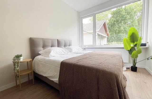 Need peace to focus? This quiet spot near University Tilburg offers an affordable stay with green surroundings, shared facilities, and easy access to campus.
