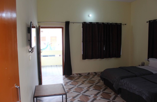 Neerja Guest House, super closer to Assi Ghat and famous temples