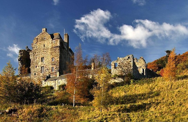 Neidpath Castle Barmkin, by The River Tweed