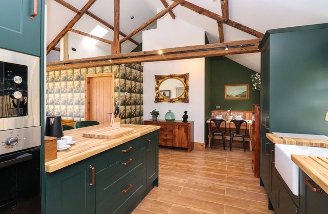 NELL'S COTTAGE, pet friendly, character holiday cottage in Rillington