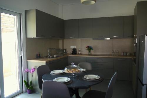 Nelli's Home near the airport, sea and port