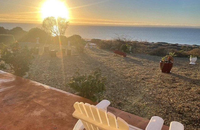 Neo's Nook- Panoramic sea views! Off peak special available!