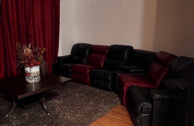 Neon Lights Staycation. 4 BDR, Jacuzzi, VIP Lounge, 2 Living Rooms.