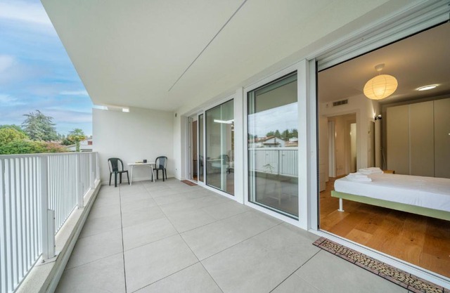 Neos House