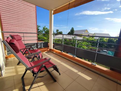 Neptune Appart T3 avec Grande Terrasse et Parking Privé, Proche des Plages, Saint Gilles Les Bains