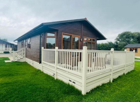 Ness Lodge with Hot Tub