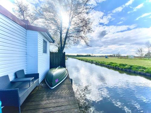 Nettes Ferienhaus in Wervershoof mit Terrasse, Garten und Grill