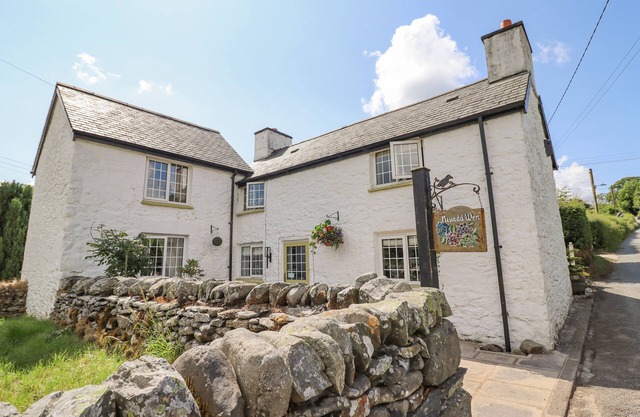 NEUADD WEN, pet friendly, character holiday cottage in Cerrigydrudion