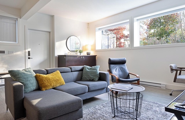 New 1 Bed/1 Bath King Suite 3 min from beach