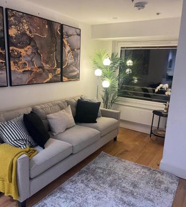 New 1 Bed Apartment 12 mins to Central London and Gatwick Airport