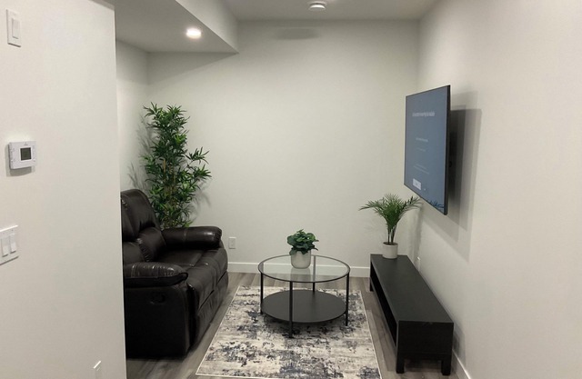 New 1 bedroom cozy home in Evanston. 15 minutes drive from Calgary YYC Airport.