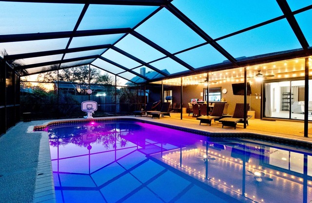 🏝️NEW! 10% off per week, Beach 6 miles, Free Pool Heat, Remodel, 4BR 2500sf