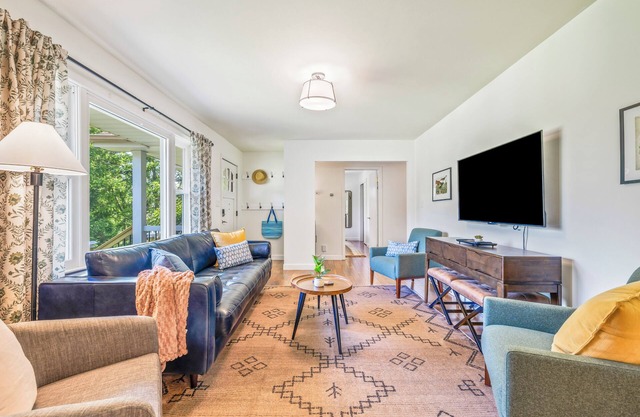 NEW! 15 minute Walk to Downtown! Games, 3 King Rooms