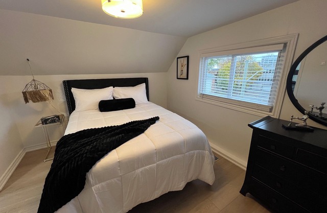 NEW 1BR Loft Steps to Downtown St. Catharine’s, 15 min to Niagara Falls/Wineries