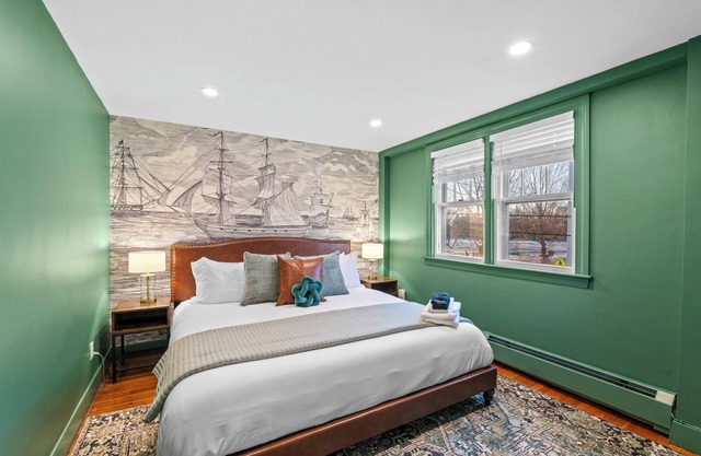 NEW 1BR on Salem Common l Steps to Witch Museum and Downtown l Fenced in Yard