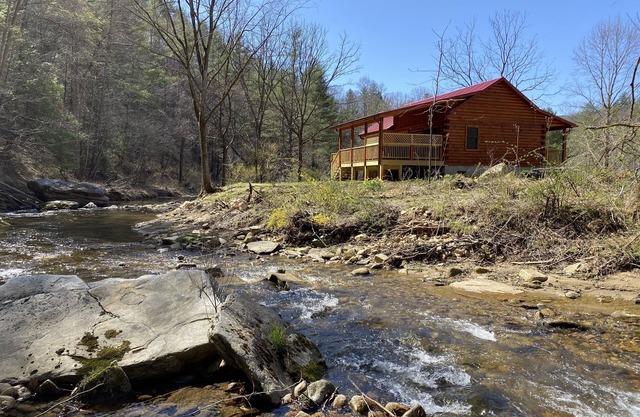 New 2/2 Log Cabin, Rushing Trout Stream, Hot Tub, Fireplace, 8 acres, WiFi