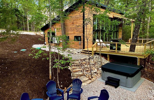 NEW! 2 bed 2 bath cabin in the Ozarks Hot Tub