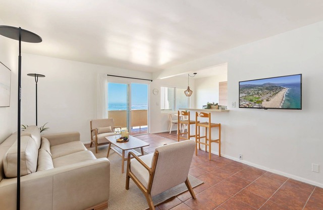 NEW 2 BR Condo I Carpinteria. Lovely Sunsets & Walk Everywhere!