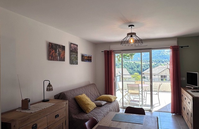NEW 2 person apartment Embrun in quiet residence