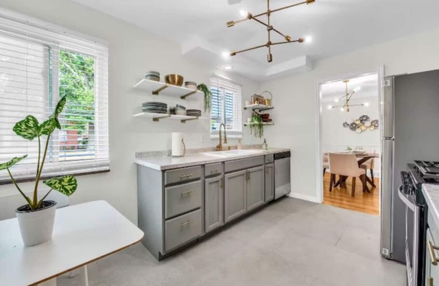 NEW 20% OFF - Grosse Pointe/Detroit Relaxing Home