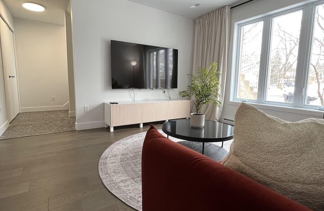 New 2023 luxury condo ! 15 min from Montréal.