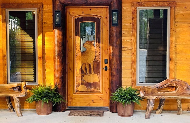 🔥”New 2024!! Wolf Creek Log Cabin” Unique hot tub, pool table, creek, fire pit🔥
