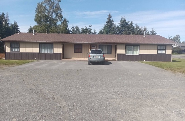 FREE CAR RENTAL INCLUDED! Minutes from Kenai River. 2 bed 1 bath.