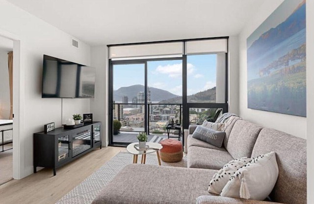 New 20th floor 1 BR DT w/ lake & mountain views