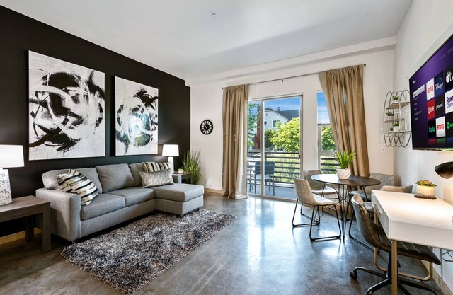 NEW 2mi→Downtown ★ 2mi→Hospitals ★ Patio + Rooftop ★ Wi-fi ★W/D
