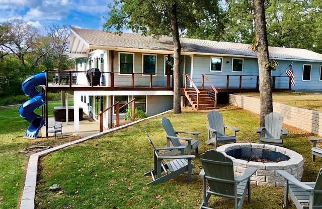 New! 3 Acre, 5bd/5bth Lakehouse w/Hot tub & Cinema