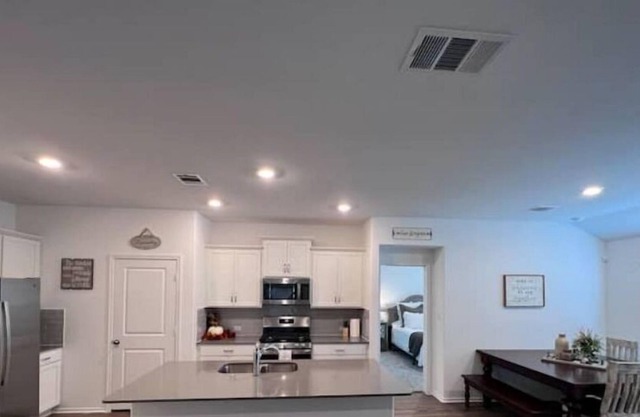 New 3 Bed 2 Bath Pet Friendly, 4 min to food/shop