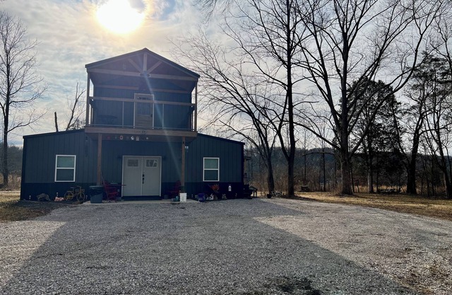 New 3-bedroom Barndo with fiberWiFi, in tranquil Burnside near Lake Cumberland