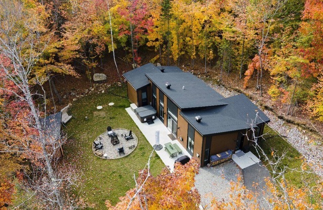 New 3 bedroom chalet with hot tub only 1h away from Mtl