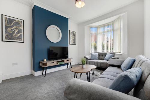 NEW! 3 Bedroom Home in Sunderland by Stay With Us, Perfect for Families & Contractors, FREE WiFi!