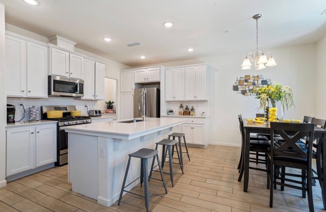 New 3-Bedroom House, Gated Community, Pool, near Fresno Airport and Starbucks.