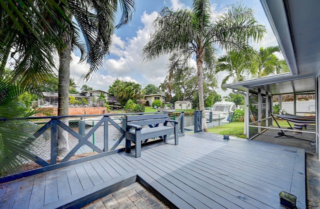 NEW 3 Bedroom Retreat w Dock and Jacuzzi Minutes from Hard Rock Hotel and Casino