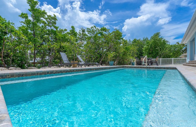 Nuevo hogar de 3 dormitorios con atraque, piscina y Cabana Club en 13th St en KCB