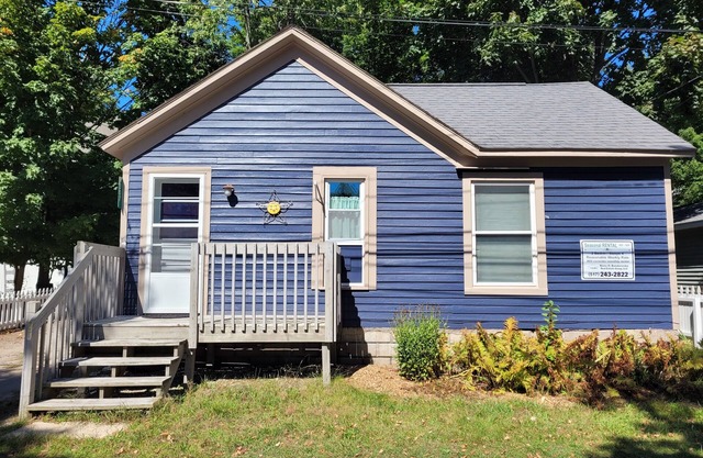 New! 307 HP Cottage - Very Cute with Great Downtown Location & A/C!