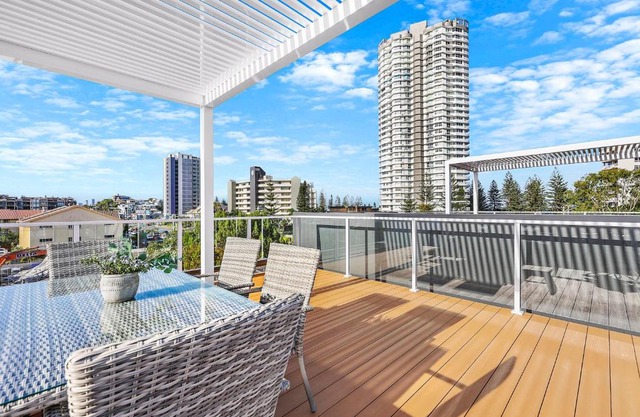[NEW] 3BR Burleigh Beach Townhome with Private Rooftop!