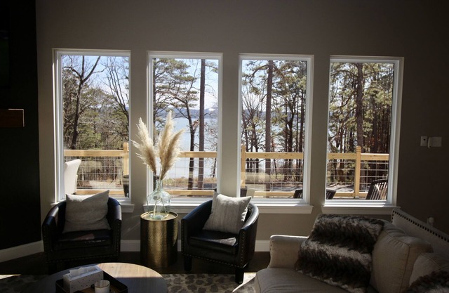 New 4 Bdrm Cabin w/ Lakeview, Sleeps 12 comfortably, 1/2 Mile to the Marina!