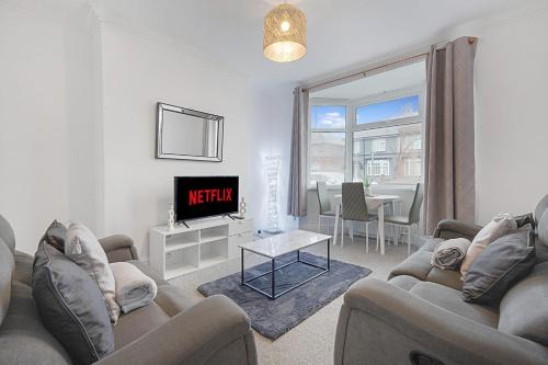 NEW! 4 Bed Home Near Darlington City Centre by Stay With Us, Ideal for Families & Large Groups, FREE OFF-STREET PARKING!