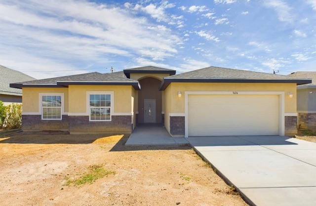 ¡Casa espaciosa y hermosa de nueva construcción en el histórico Pecos, Texas!