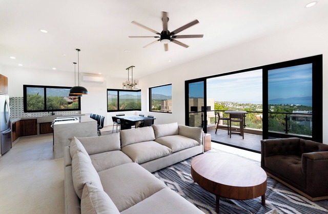New 4 bedroom home - pool and jacuzzi - 10 minute walk to South Beach